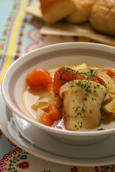 タラとじゃが芋、トマトのスープの写真