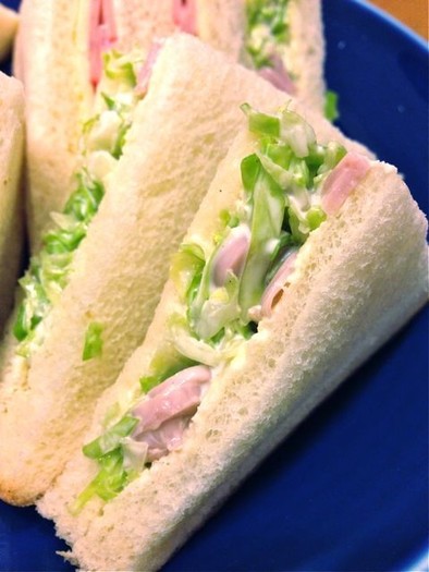 キャベツと魚肉ソーセージのサンドイッチの写真