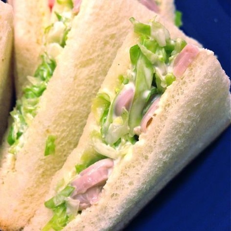 キャベツと魚肉ソーセージのサンドイッチ