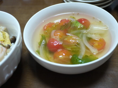 トマトとレタスの中華風スープの写真