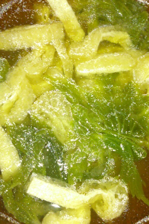 セロリの葉っぱでお味噌汁の画像