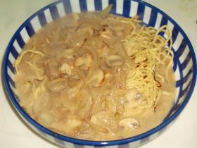 焼きパスタのキノコストロガノフかけ