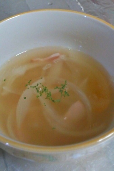 玉ねぎとベーコンのコンソメスープの写真