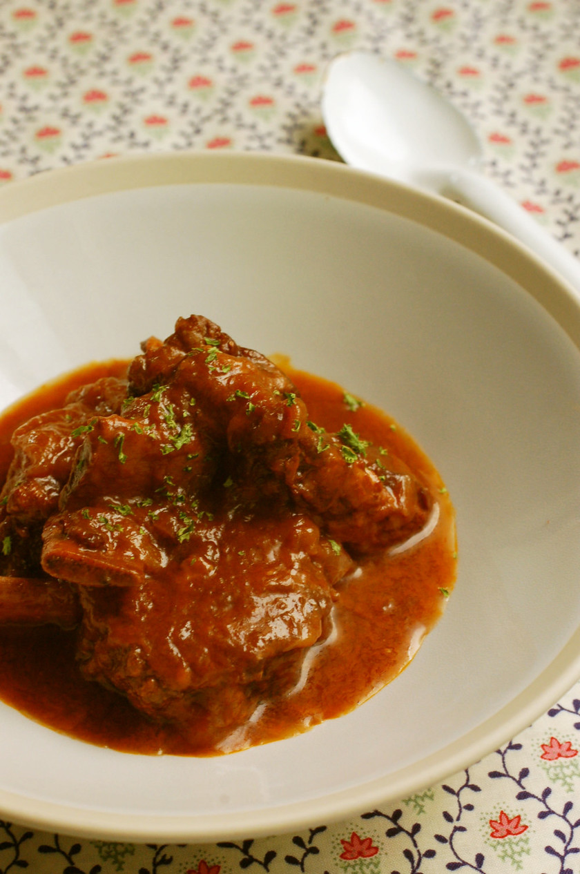 ボリュームたっぷりのショートリブの赤ワイン煮込みレシピ