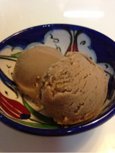 アイスクリームメーカーでチョコアイスの写真