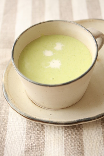 グリーンピースの冷たいスープの写真