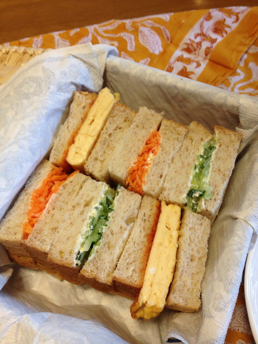 オムレツ風たまご焼きの三色サンドイッチの画像