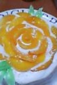 黄桃で大輪のバラケーキ