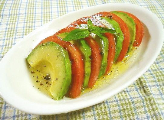 トマトとアボカドサラダ　レモンソースの画像