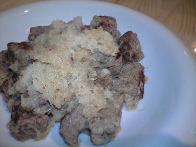 成型肉のサイコロステーキ×大根おろしの写真