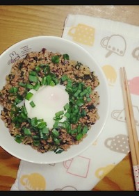 残り野菜と挽肉のタレマヨ温玉のっけ丼。