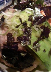 焼き鮭と山芋とアボカドの丼