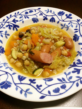 ひよこ豆と大麦の入ったヘルシー野菜スープ