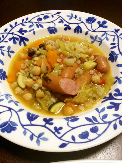 ひよこ豆と大麦の入ったヘルシー野菜スープの写真