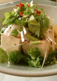 パクチーと焼き豆腐のエスニックサラダ