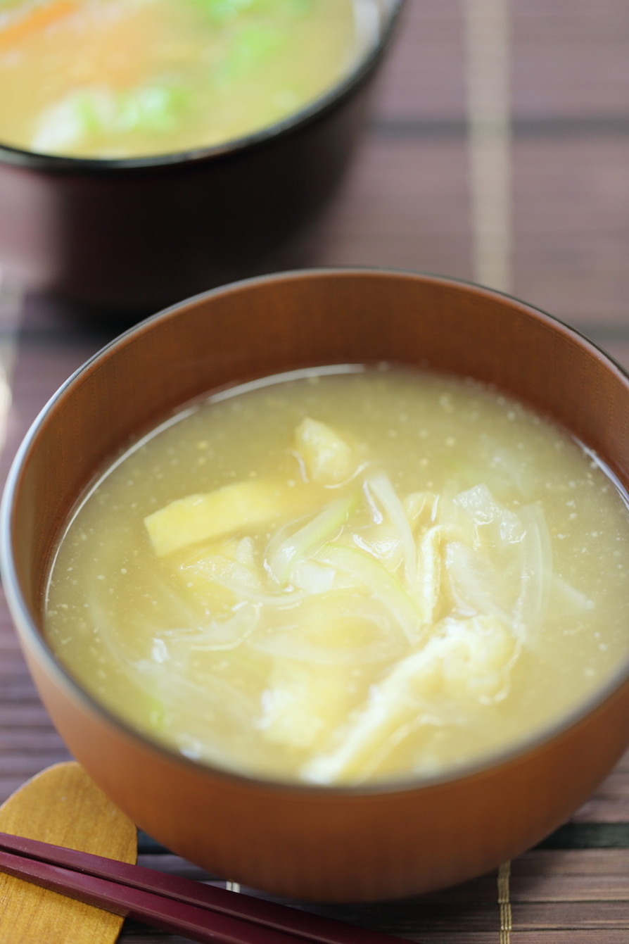 玉葱と油揚げのお味噌汁の画像