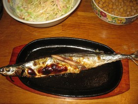 ステーキ用鉄板で焼く 秋刀魚の塩焼き