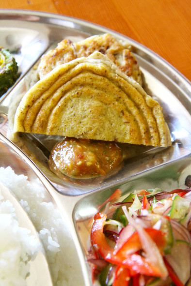 バラ＝豆のお焼き＝ネパール料理の写真