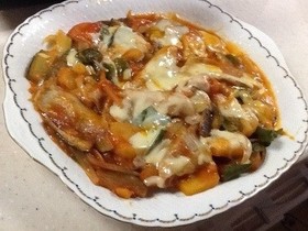 豚肉とナスと野菜のトマトチーズ焼き