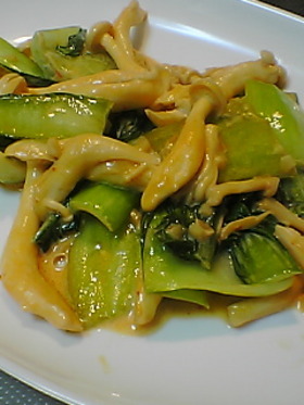 ◎青梗菜としめじのピリ辛ニンマヨ炒め