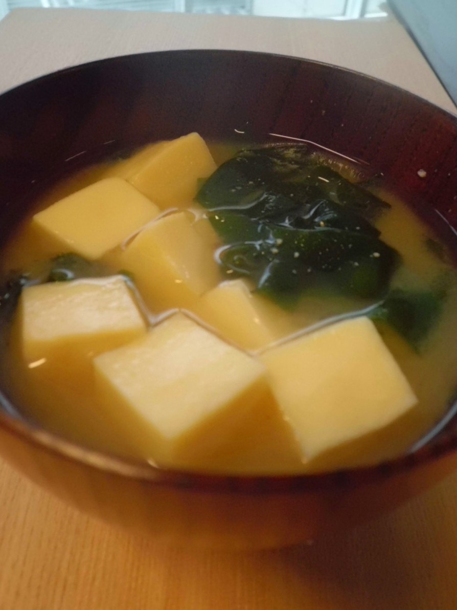 高野豆腐とわかめの味噌汁の画像