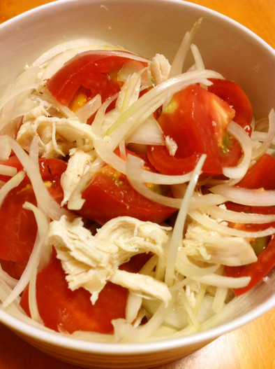 トマト、鶏ささみ、玉葱スライスのサラダの写真