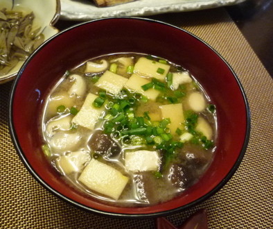 椎茸と高野豆腐の味噌汁の写真