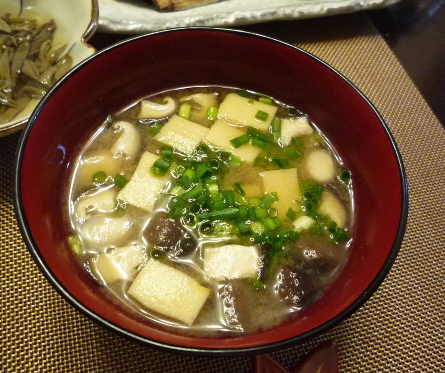 椎茸と高野豆腐の味噌汁の画像