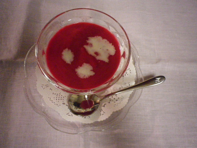 バラ色のビーツのスープの画像