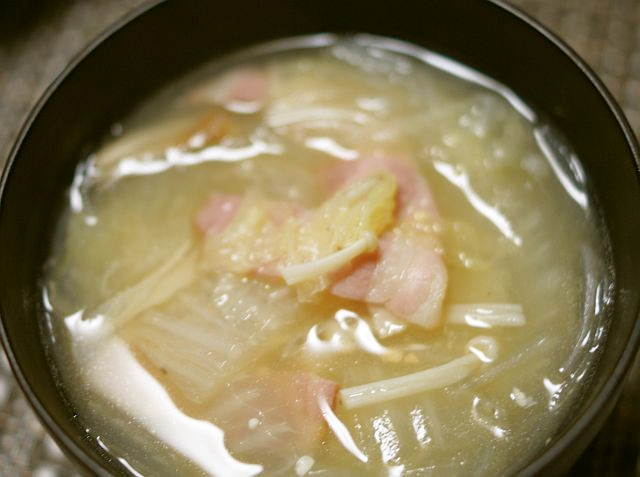白菜とベーコン、春雨の味噌汁の画像