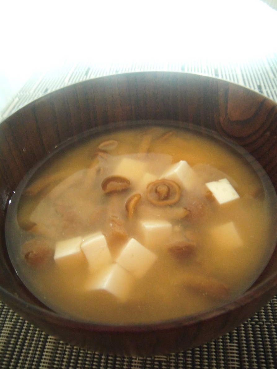豆腐となめこの味噌汁の画像