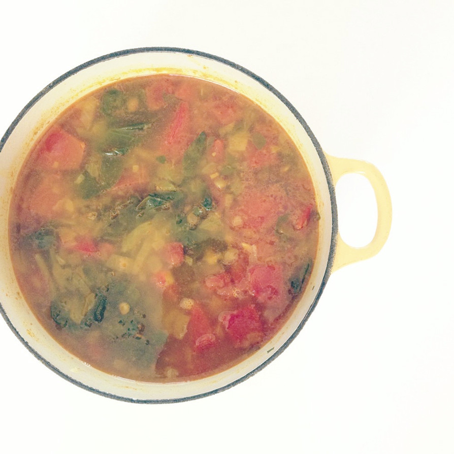 トマトとホウレンソウのレンズ豆スープの画像