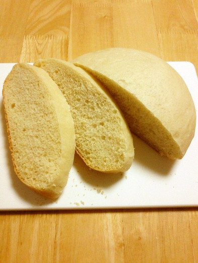 国産小麦粉と炊飯器で作る白いパンの写真