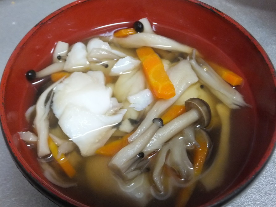 切り身魚を入れたスープ・醤油味の画像