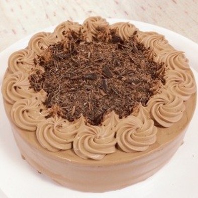 チョコ生デコレーションケーキの写真