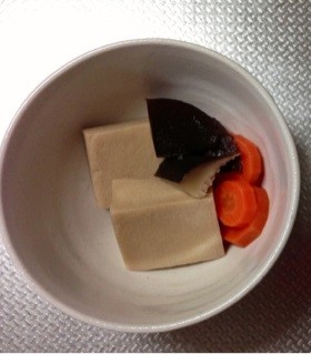 高野豆腐と椎茸と人参の煮物の画像