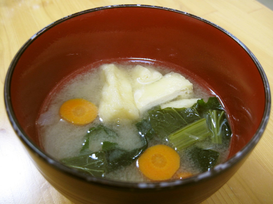 味噌汁（人参・玉葱・小松菜・油揚げ）の画像