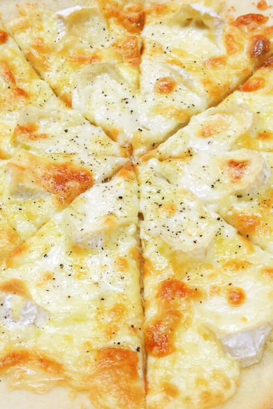クワトロフォルマッジ（4種のチーズピザ）の写真