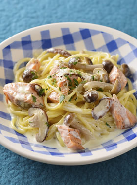 秋鮭ときのこのクリームパスタ