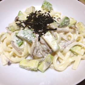 アボカドときのこのたらこクリームうどん