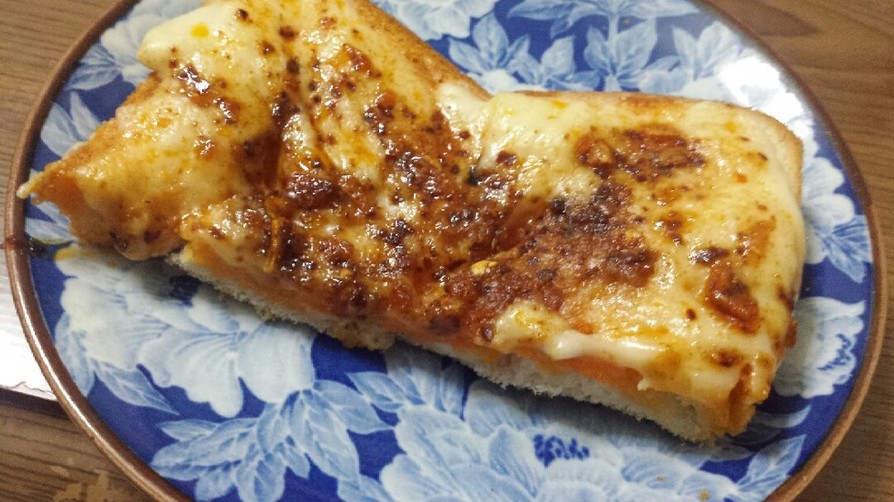 食べるラー油ホワイトソース☆トーストの画像