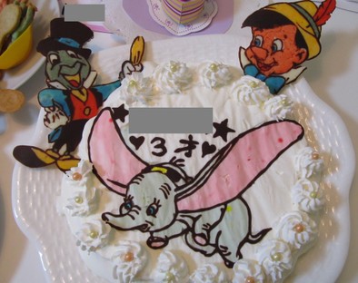 ダンボとピノキオのデコレーションケーキの写真