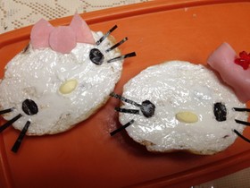 バターロールでキャラ弁キティちゃん♪