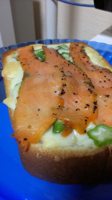 スモークペッパーサーモンチーズトースト♡の写真