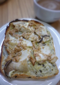 小松菜入りの食パンのオープンサンドイッチ