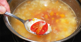 イカそぼろと野菜のコンソメスープ