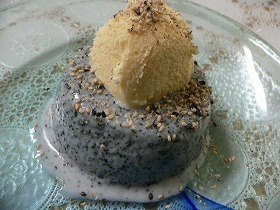 黒ごまのブランマンジェバニラアイス添え