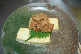 豆腐ステーキイカそぼろ添え