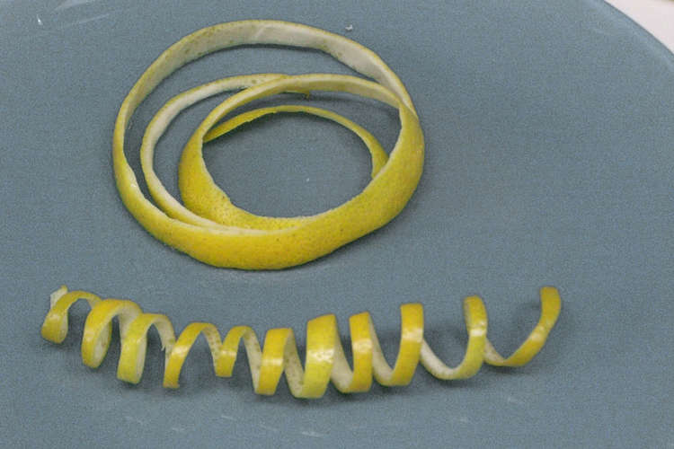 レモンの皮のクルクル レシピ 作り方 By Hirousako クックパッド 簡単おいしいみんなのレシピが350万品