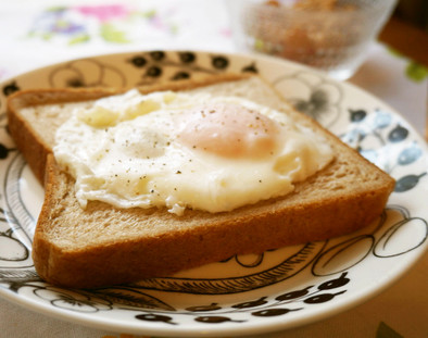 朝食に☆目玉焼きパンの写真